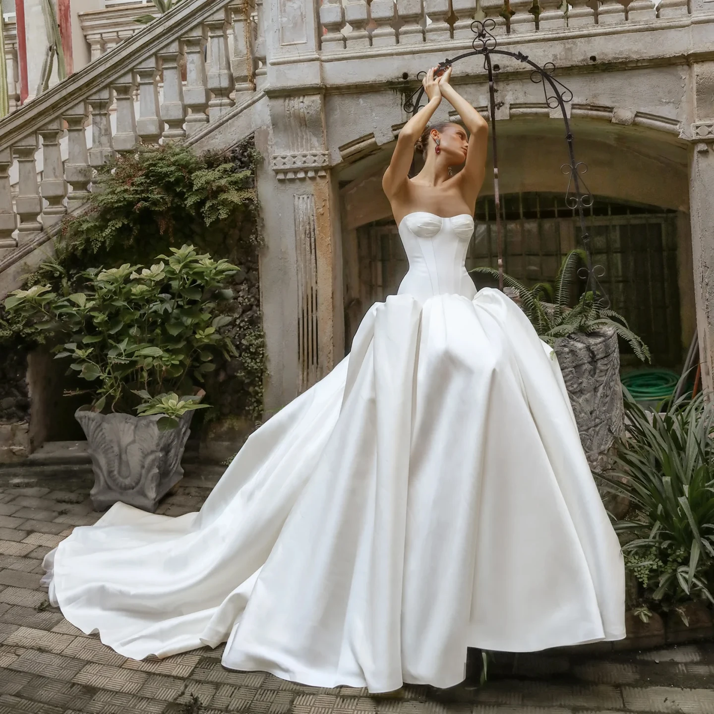 Sheer Fairy Wedding Dresses Elegant Sweetheart Satin Draped Backless Corset Dubai Luxury Women Bridal Ball Gown SW191 Customized