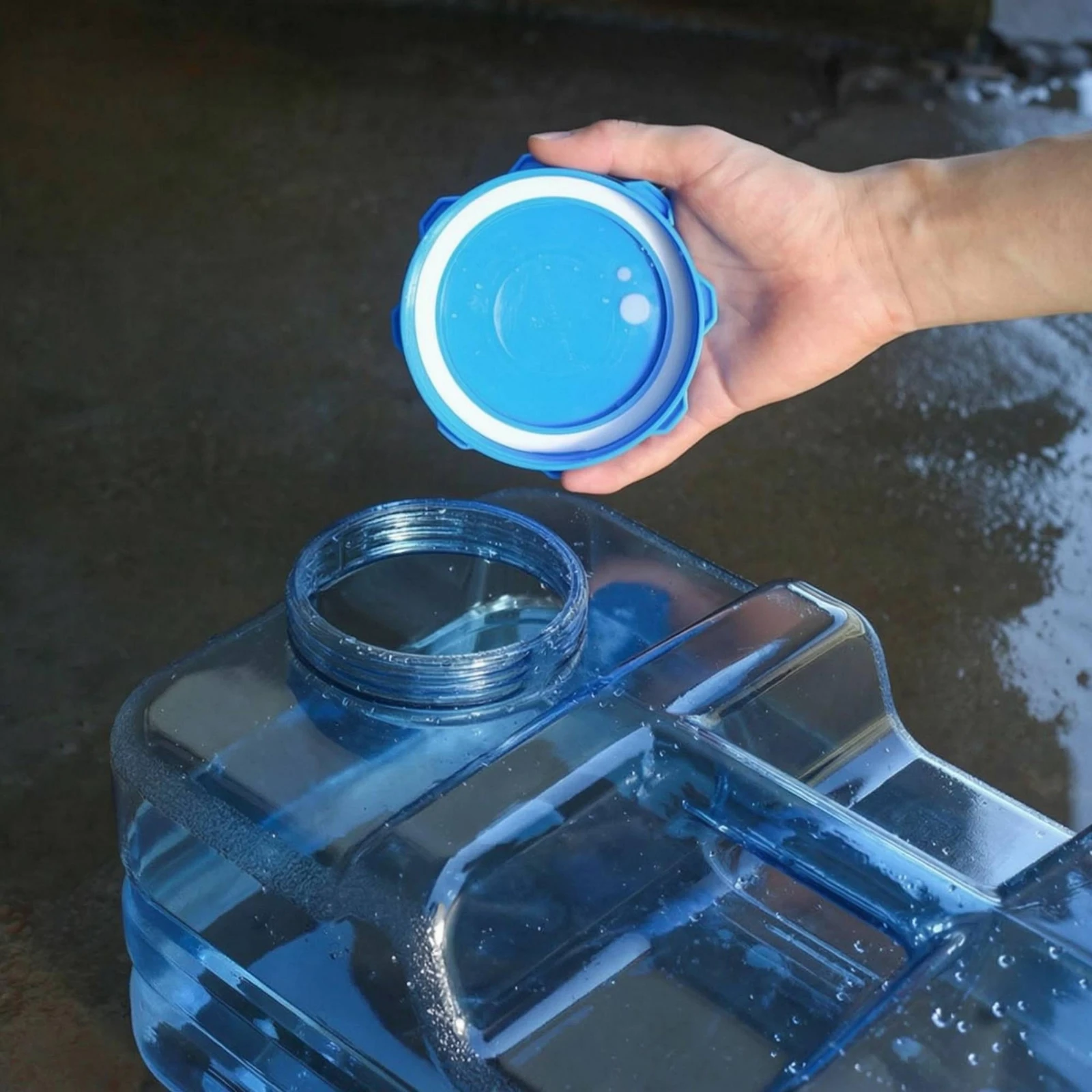 

Flat Rectangular Water Pail Transparent Blue Water Pail with Tap Household Container Carrying Handle Sealing Cover