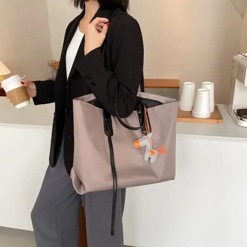 High-quality Nylon Large tote Bag Zipper Opening Large-capacity Woman Handbag OL Commuter Shopping Bag Pendant Shoulder Handbag