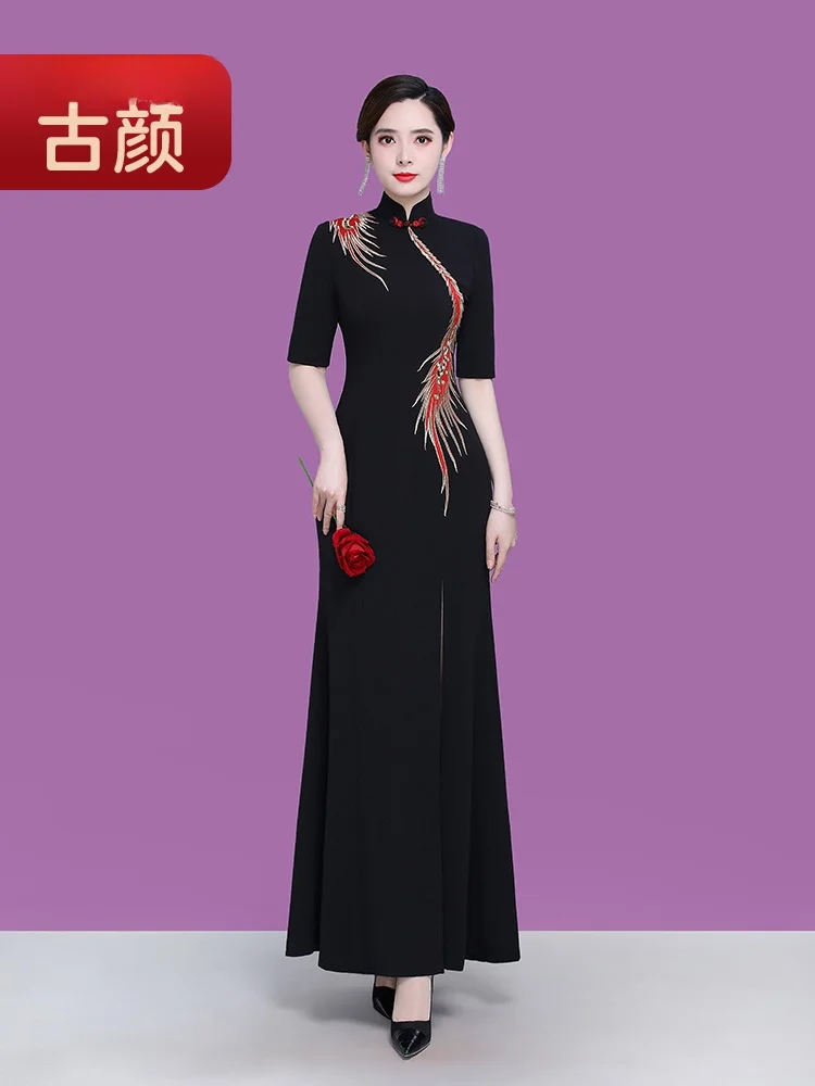 

Элегантное длинное приталенное черное вечернее платье с высоким разрезом и открытыми плечами из шифона для сценических выступлений и торжественных мероприятий