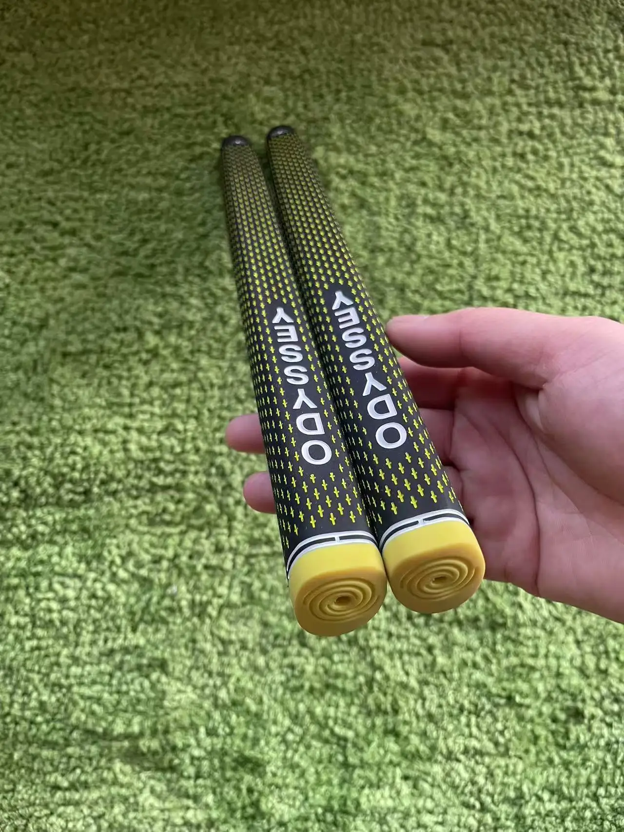 مخزون جاهز قطعة واحدة من مقبض مضرب الجولف مادة مطاطية لون أصفر