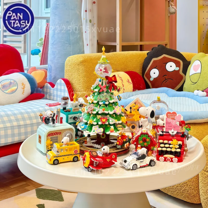 

Снупи Рождественские строительные блоки Красный дом Самолет Круизный корабль Фонограф Лоскутное аниме Модель Орнамент Игрушки Коллекция Подарки