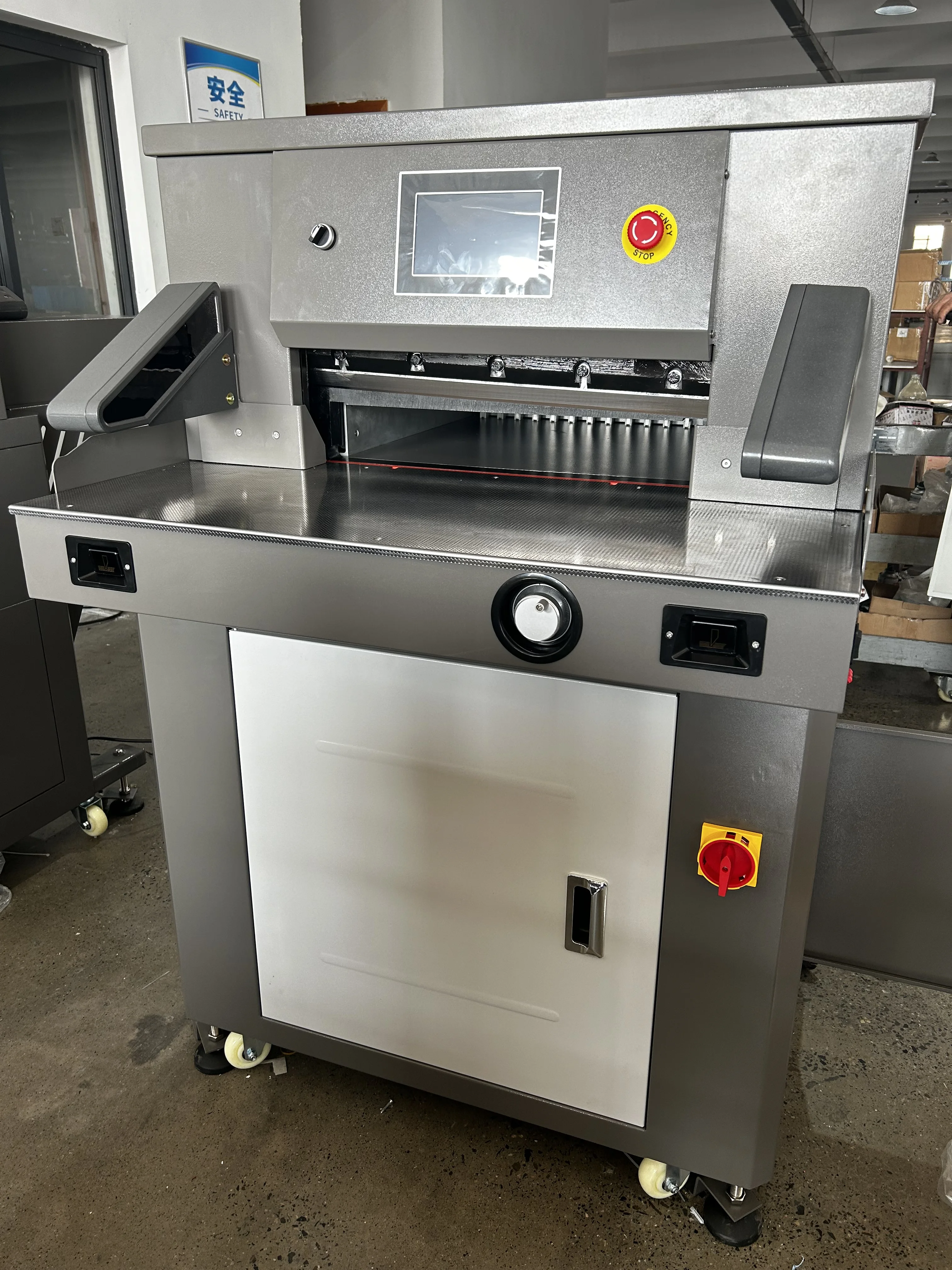 E5208 A4 Гильотинный триммер для бумаги Электрический станок для резки бумаги с переменной частотой с двигателем и компонентами сердечника ПЛК