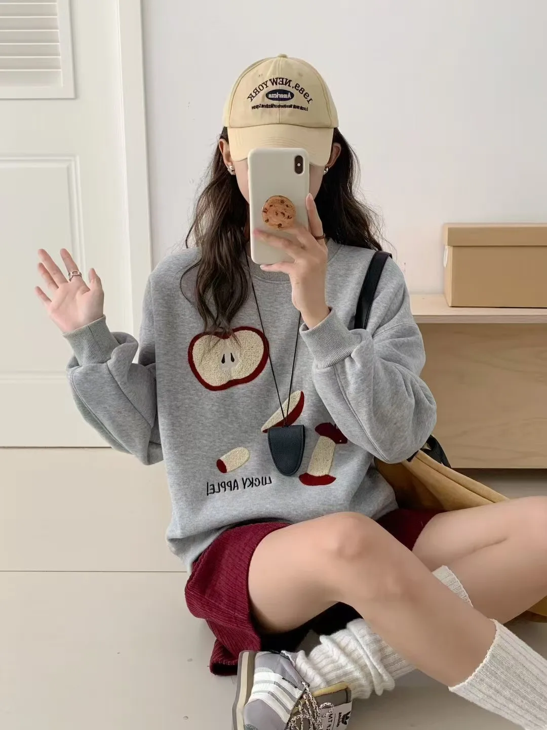 เสื้อสเวตเชิ้ตผู้หญิงผ้าฝ้ายคอลเลคชั่นฤดูใบไม้ร่วงปี 2025 ใหม่ล่าสุด คอกลม แขนยาว ลายพิมพ์ตัดต่อ สไตล์โมริเกิร์ล แนวพรีปปี้ ทรงหลวม ผ้าฟลีซ รุ่น C5O854CC