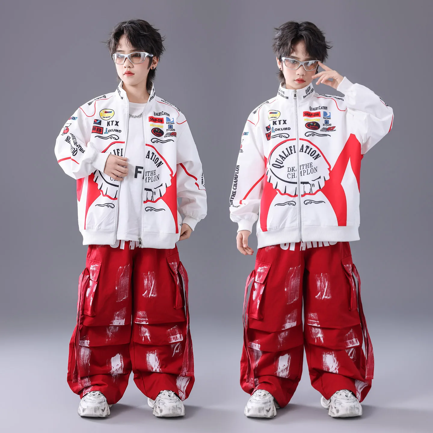 

Детская одежда в стиле K-pop и хип-хоп: куртка на молнии с белыми надписями, красные брюки-карго с ремнями для девочек и мальчиков, костюм для уличных танцев