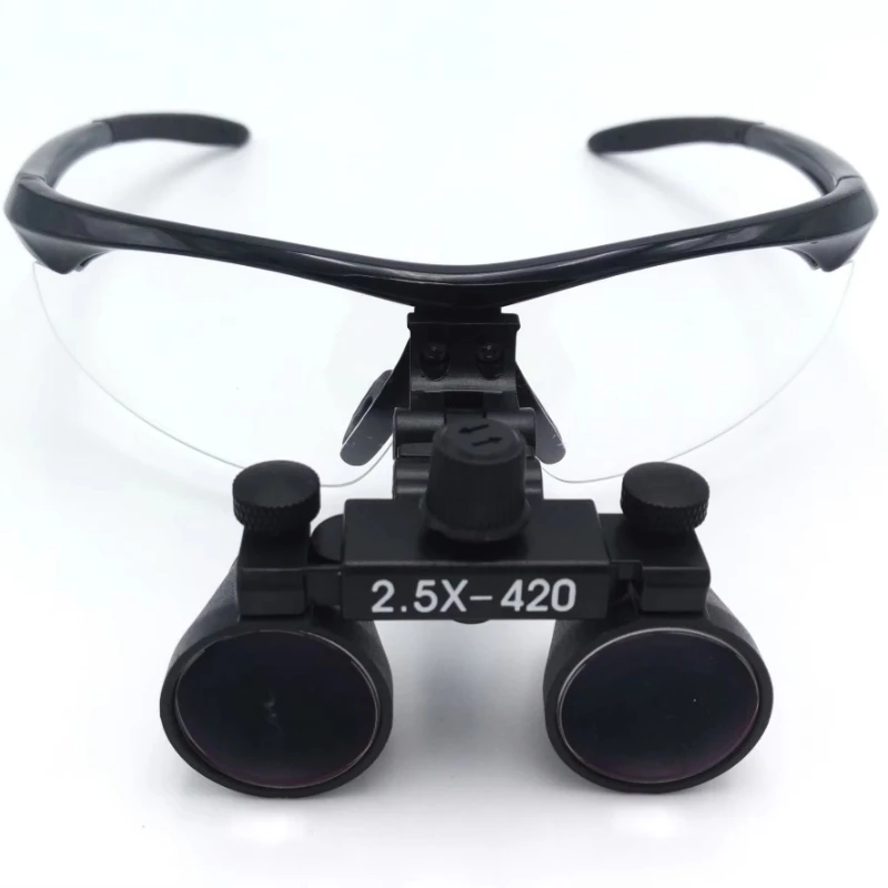 

Adjustable focal length anti-fog and anti-glare magnifying glass with luminous lighting