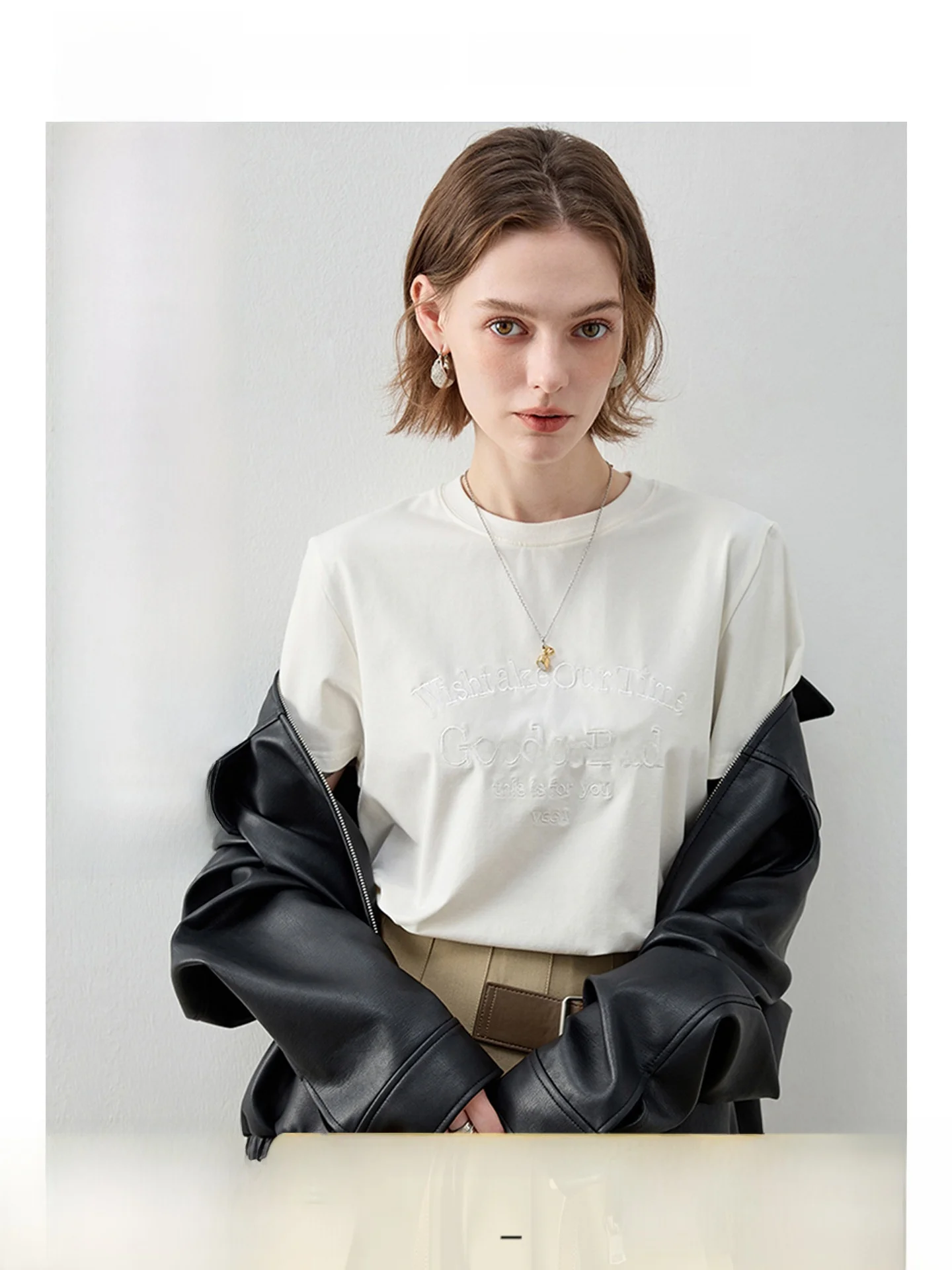 

Женская футболка больших размеров с коротким рукавом, весенний дизайн, свободный крой, молодежный стиль, для повседневной носки, с вышивкой, круглый вырез, однотонная.