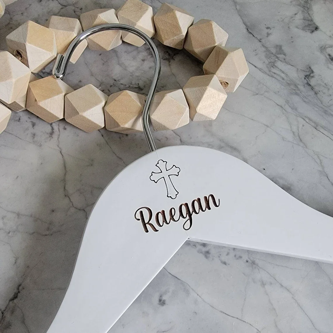 Personalisierter Holz-Kleiderbügel für Taufe, Kommunion und Festkleider mit Gravur, Langlebig und Rutschfest für Baby- und Kinderkleider – Detail 3