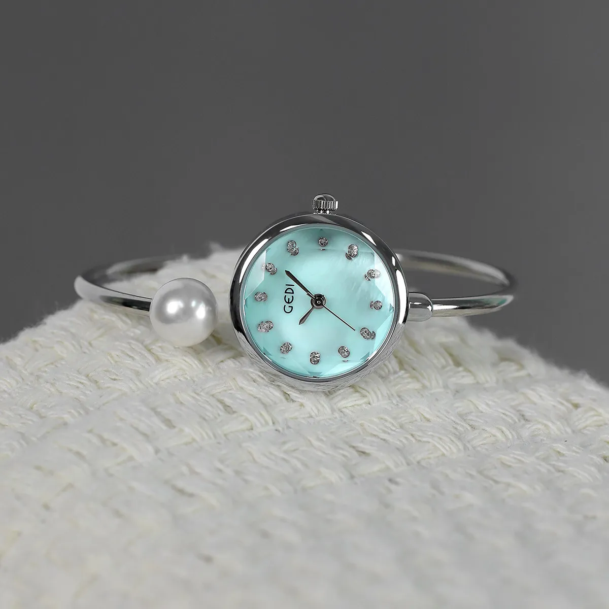 Nieuw quartz dameshorloge in armbandstijl, een luxe en veelzijdige uurwerk. Elegant dameshorloge, een perfect cadeau voor vrouwen.