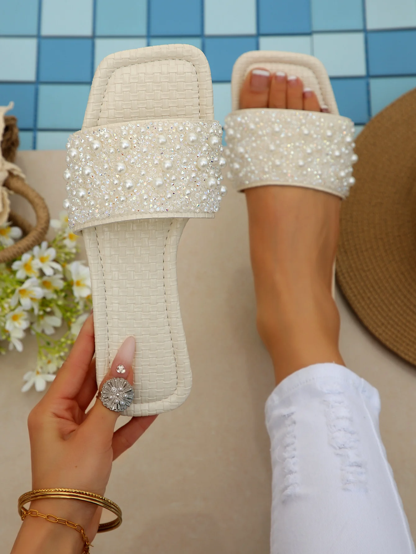 

New Fashionable Summer Sandals for Women, Slip-On Slippers, Party Birthday Gift, Solid Color Outdoor Casual Shoes, Simple and Elegant Flat Beach Slippers, Easy to Match, Comfortable for All-Day Wear at Home and Outdoors