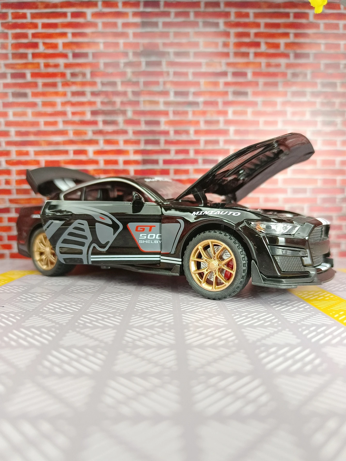 

1:32 Ford Mustang GT500 alloy car model doors and the front hood and trunk door can also be opened rich details,fine workmanship