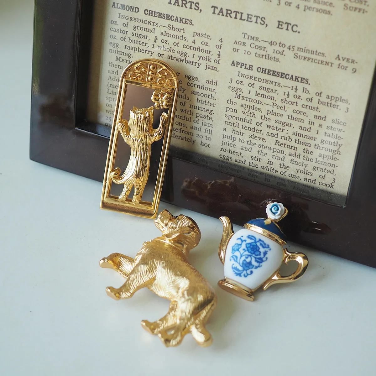 

2025 New Retro Ceramic Puppy Vase - Blue and White Porcelain Vintage Home Decor Ornament