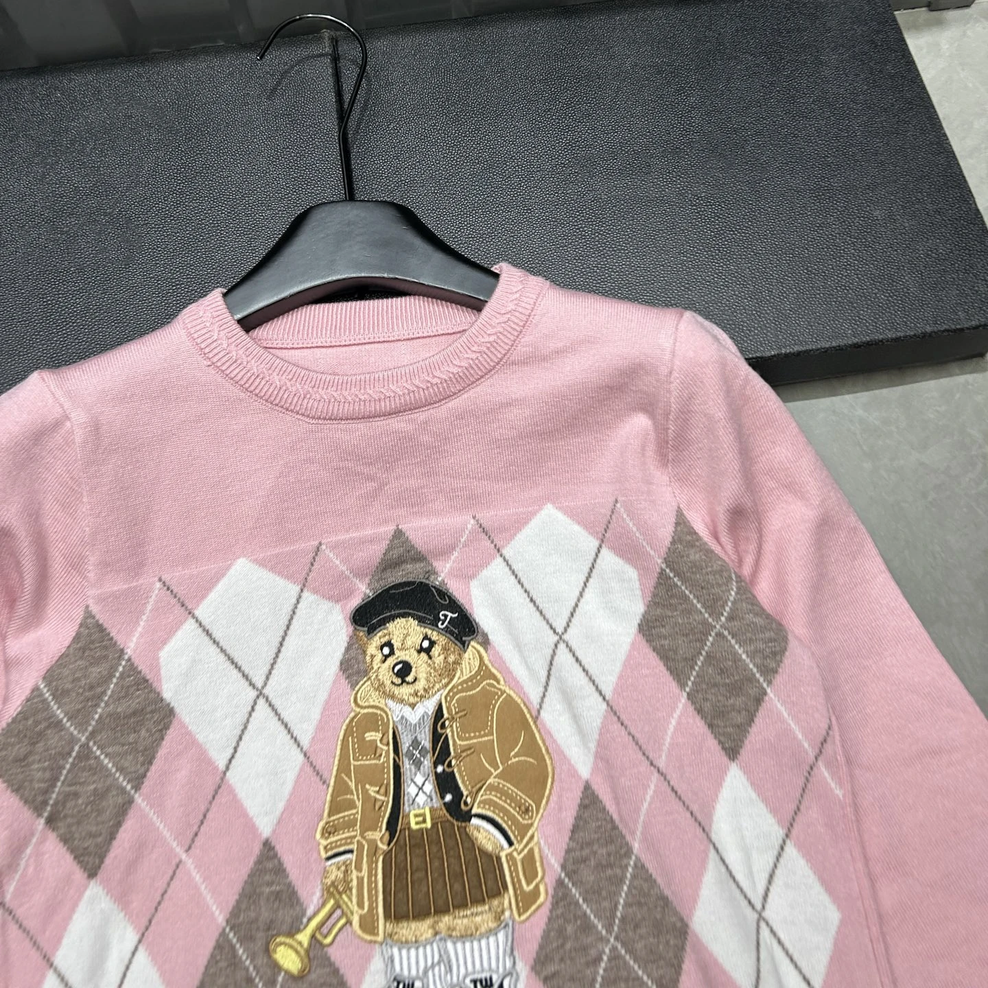 เสื้อสเวตเตอร์ไหมพรมผู้หญิงแฟชั่นแบรนด์ใหม่สำหรับฤดูใบไม้ร่วง แขนยาว คอกลม ลายปักการ์ตูน ทรงหลวม สวมใส่สบาย