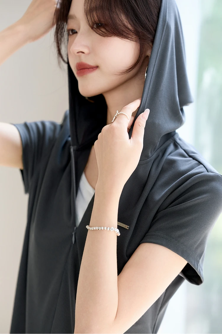 فستان SENTUBILA نسائي محبوك تي شيرت 2025 نمط رياضي صيفي فساتين بقلنسوة وأكمام قصيرة ملابس مكتب للسيدات 152LN1945