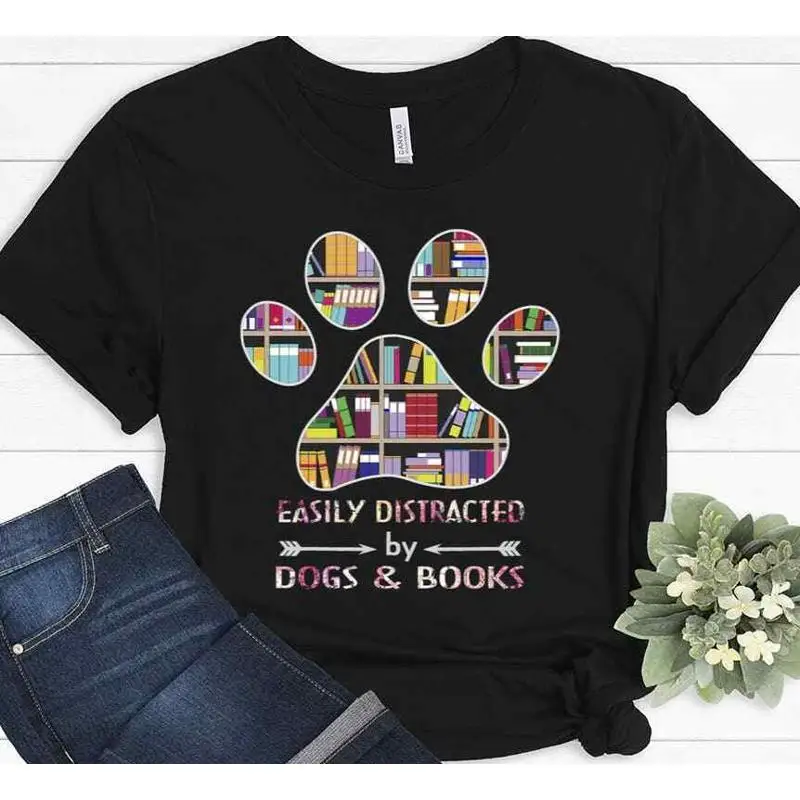 

Легко отвлекается на футболку с собаками и книгами для чтения любителей собак