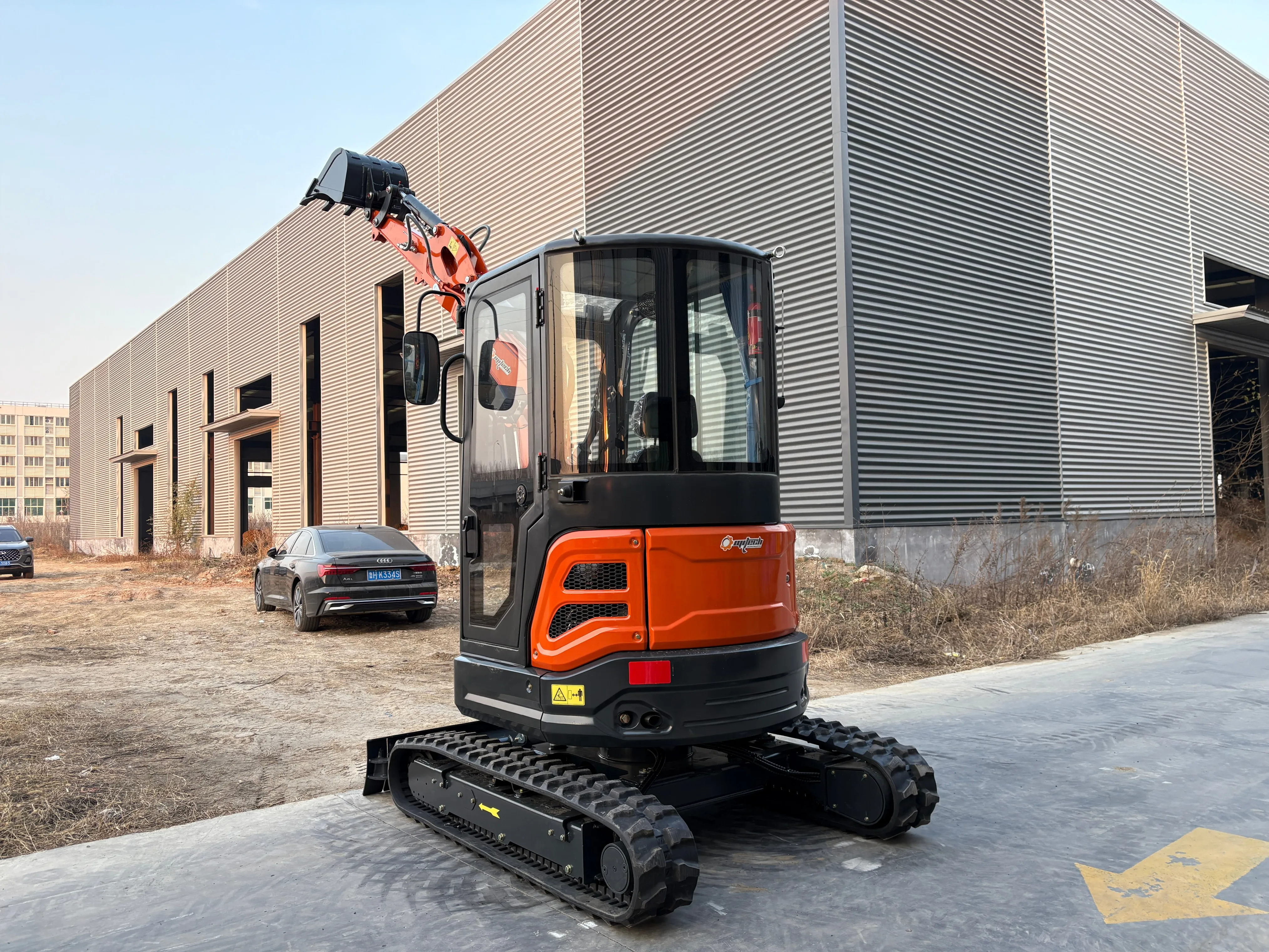 

Индивидуальный микро-мини-гусеничный экскаватор с лезвием бульдозера, двигатель Koop с высокой нагрузкой для продажи