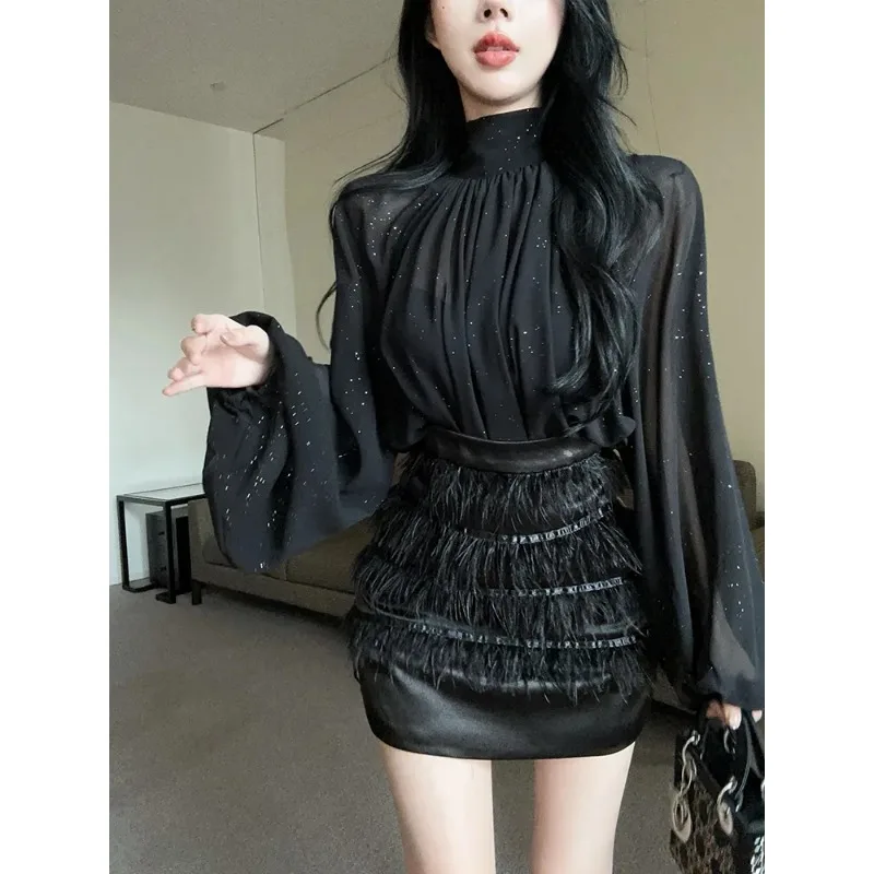 

Женское черное мини-платье с высоким воротником, прозрачными пышными рукавами, блестками и отделкой из перьев для вечеринок