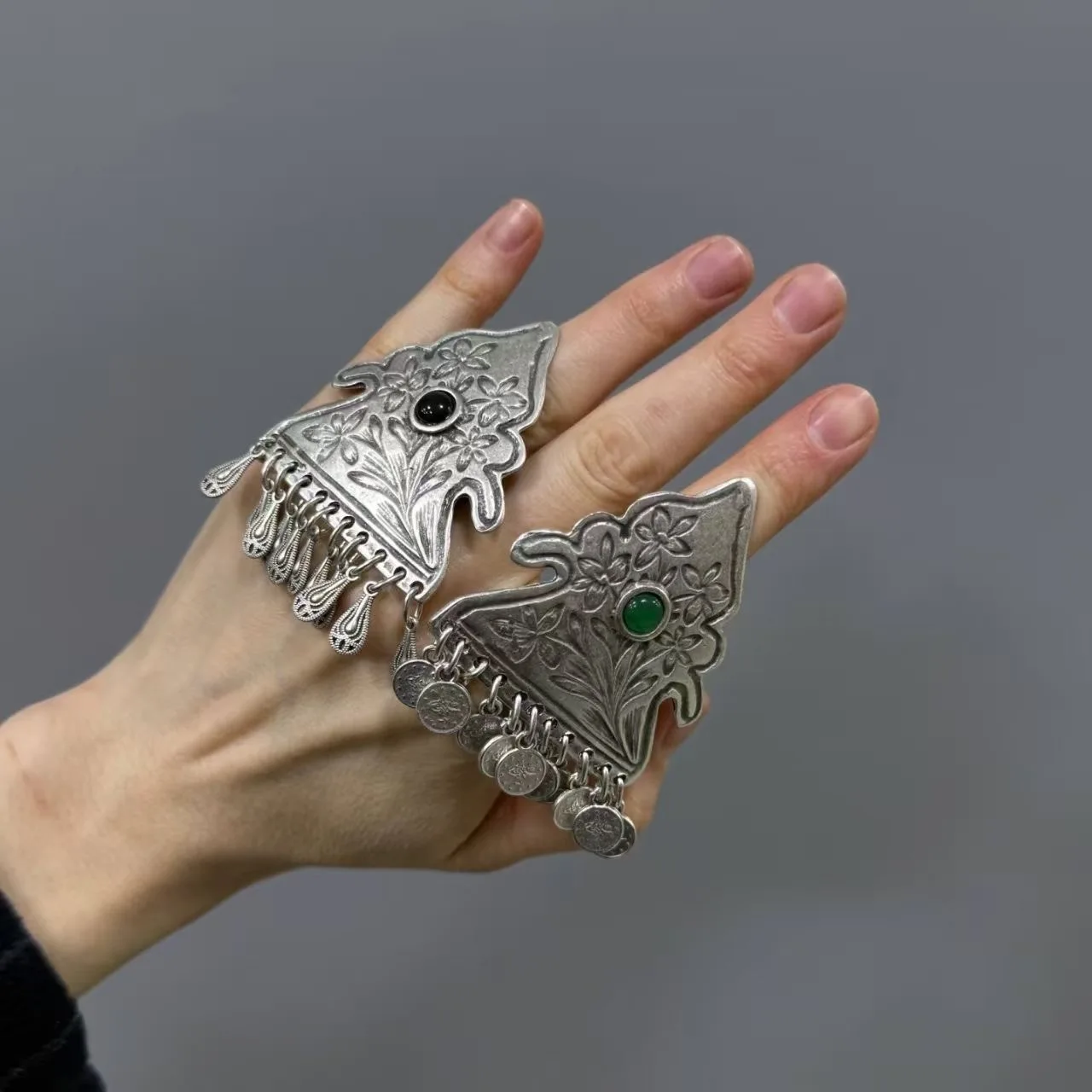 

2026 New Bohemian Retro Evil Eye Hand Tassel Ring Ethnic Style Exaggerated Carved Finger Ring Women Fashion Jewelry