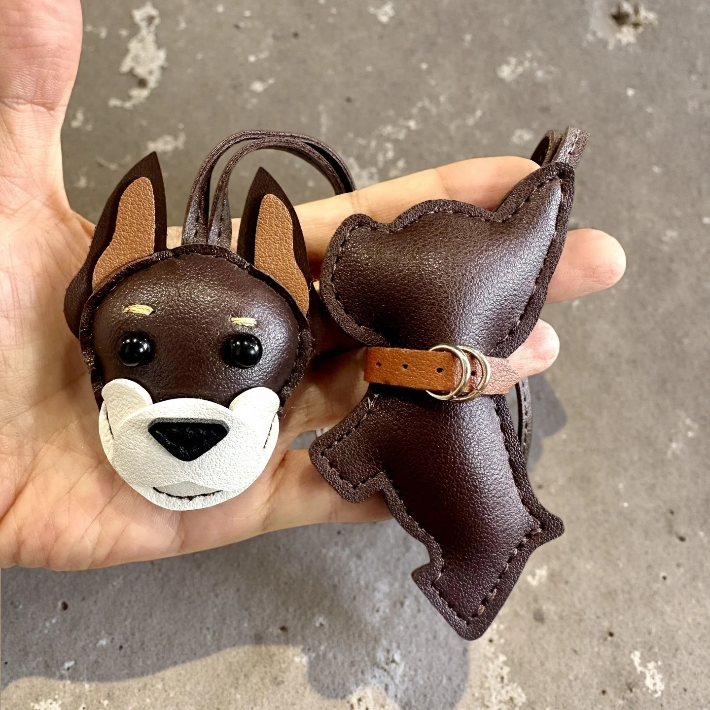 Colgante de cuero PU marrón chocolate para bolso de perro - Schnauzer, Bulldog Francés, Doberman, Corgi - Llavero para cartera, accesorio para bolso de mano