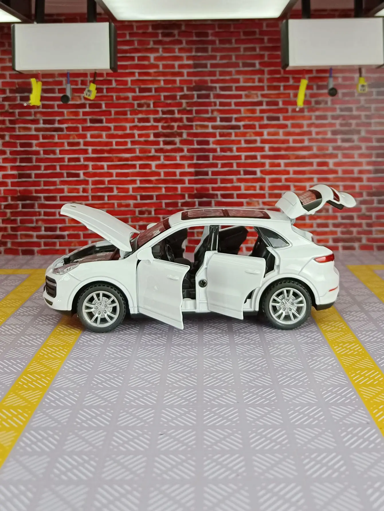 1:32 Porsche Cayenne Legierungs-Geländewagenmodell, zurückziehbarer akusto-optischer Spielzeugtür und Motorhaubenhülle kann geöffnet werden