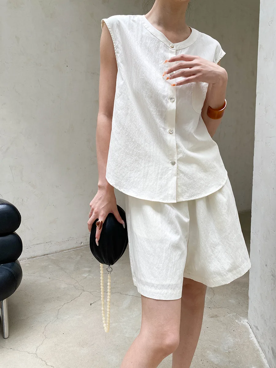 Sommerliches Damen-Set aus einfarbiger, ärmelloser Weste mit Rundhalsausschnitt und hochtaillierten Shorts für den Alltag – Detail 20