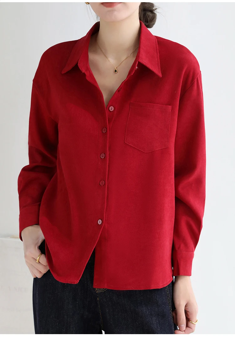 เสื้อเชิ้ตผู้หญิงผ้ากำมะหยี่สีแดงสไตล์วินเทจสำหรับฤดูใบไม้ร่วงและฤดูหนาว กระเป๋าเดียว กระดุมแถวเดียว สไตล์ลำลองสำหรับใส่ทำงานหรือใส่สบายๆ รุ่นใหม่ปี 2025