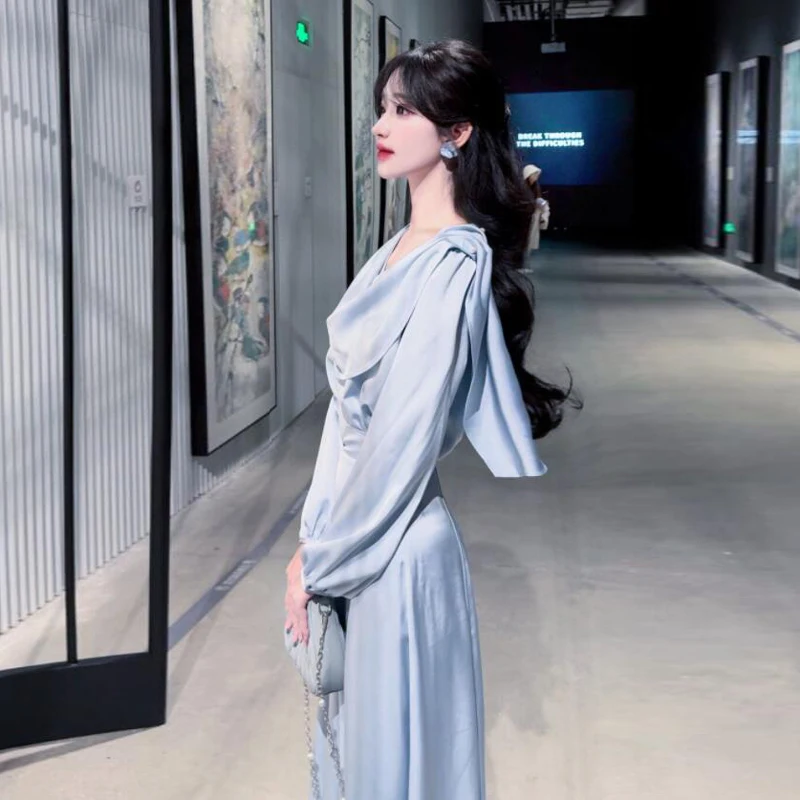 

Весенний модный комплект: элегантный костюм-двойка с длинными брюками и топом с V-образным вырезом и узором «снежинки» из комфортного хлопка.