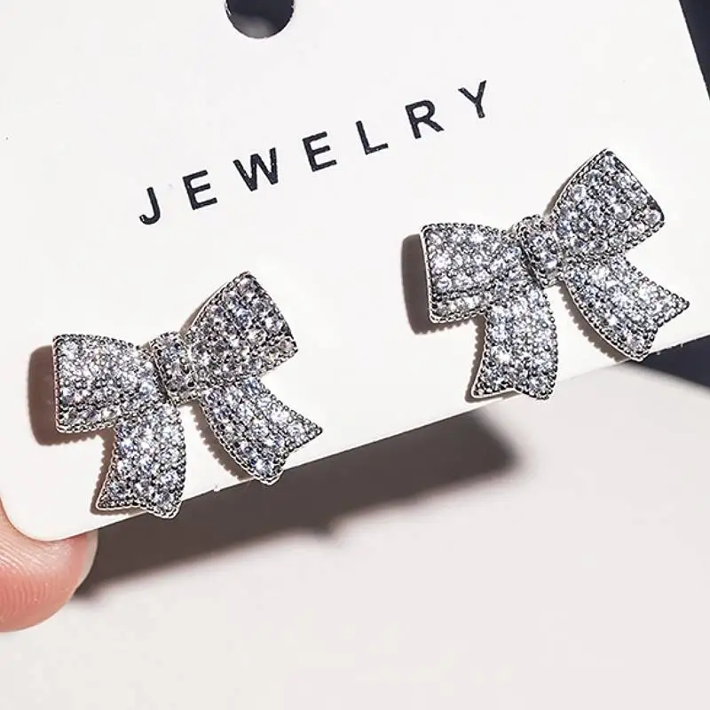 Huitan Zarte, bogenförmige Damen-Ohrstecker, voller glänzender CZ, tägliches ästhetisches Accessoire, Jahrestag, Party, eleganter Schmuck, Geschenk