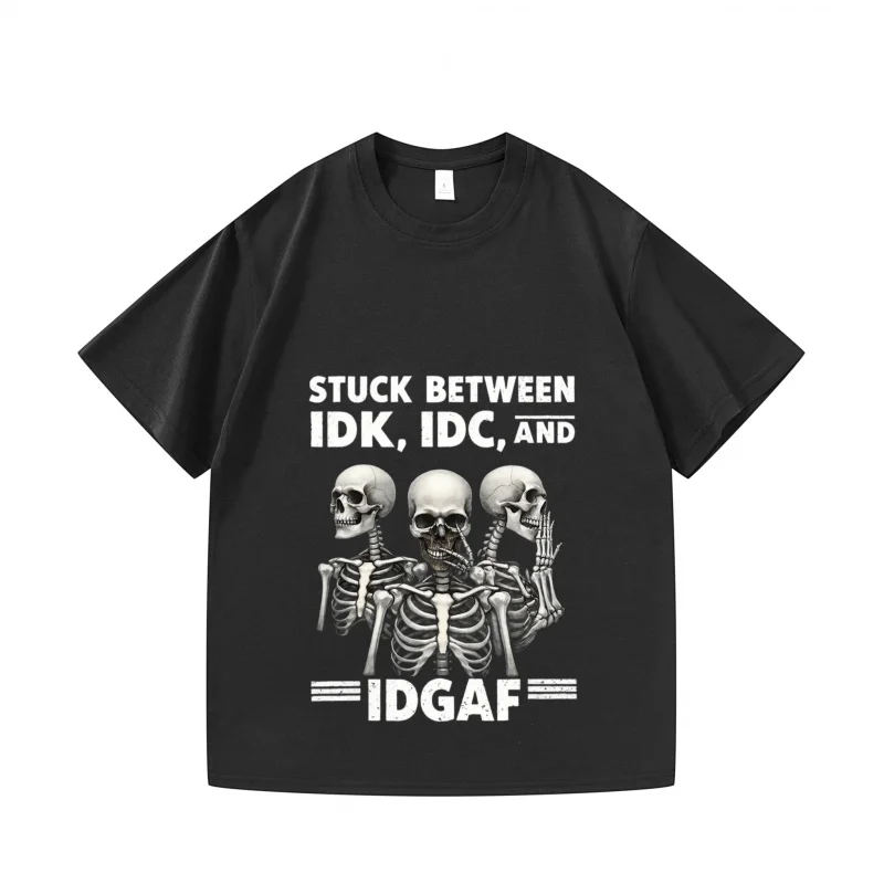 تي شيرت رجالي هيكل عظمي أسود مطبوع عليه نص عالق بين IDK IDC و IDGAF سيناريوهات الهالوين تي شيرت غير رسمي للرجال