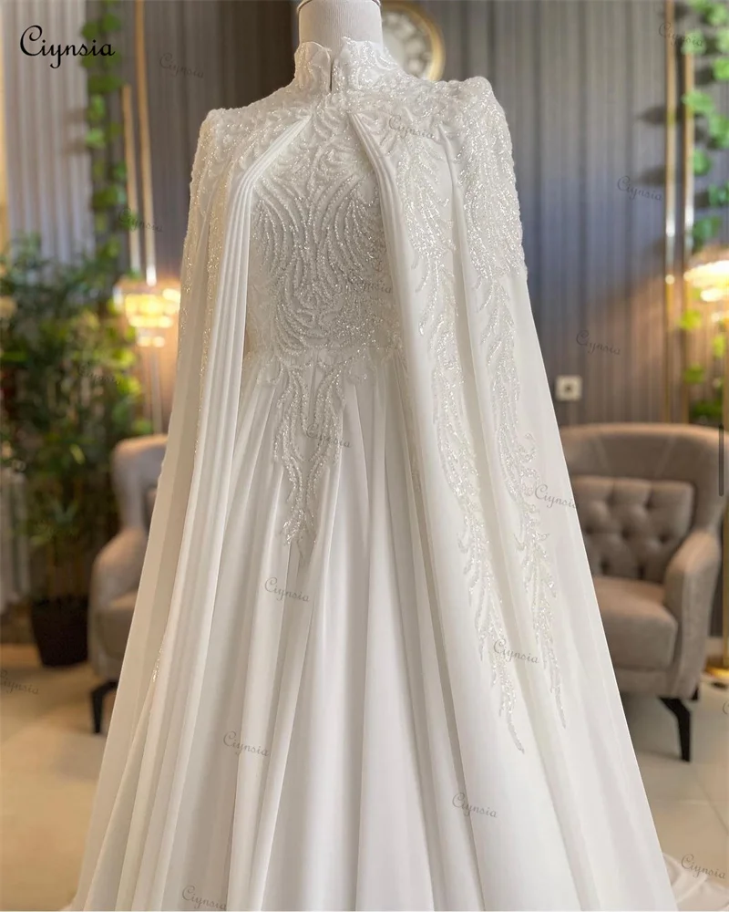 Ciynsia Luxuriöses muslimisches Hochzeitskleid mit langen Ärmeln 2024, Braut-Chiffon mit Perlenstickerei, A-Linie, Brautkleider mit Umhang Robe De Mariée