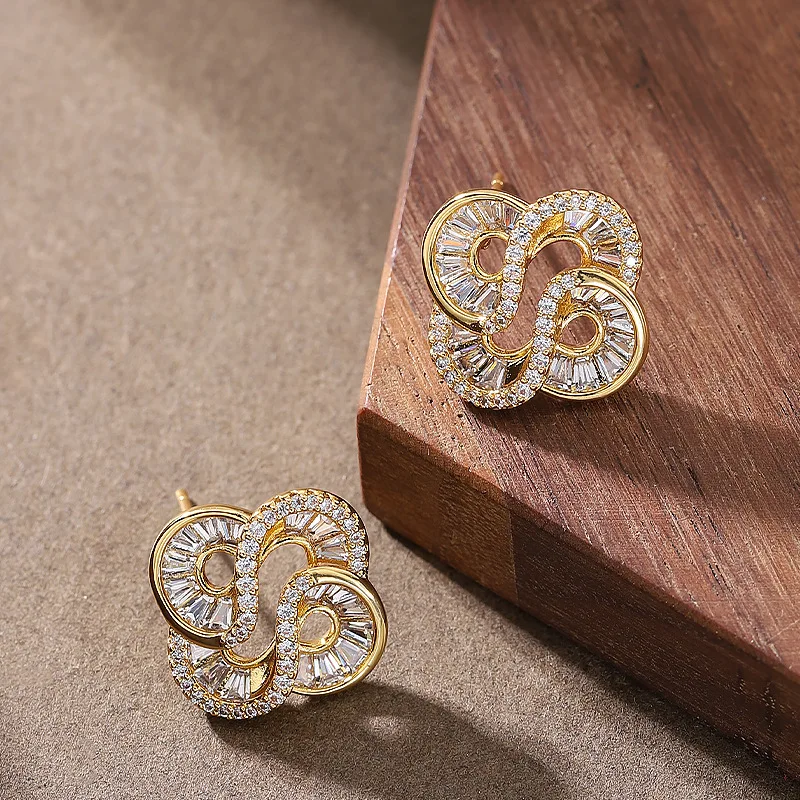 

Forest style sweet temperament small fresh sparkling zircon camellia earrings fashionable exquisite simple commuter earrings