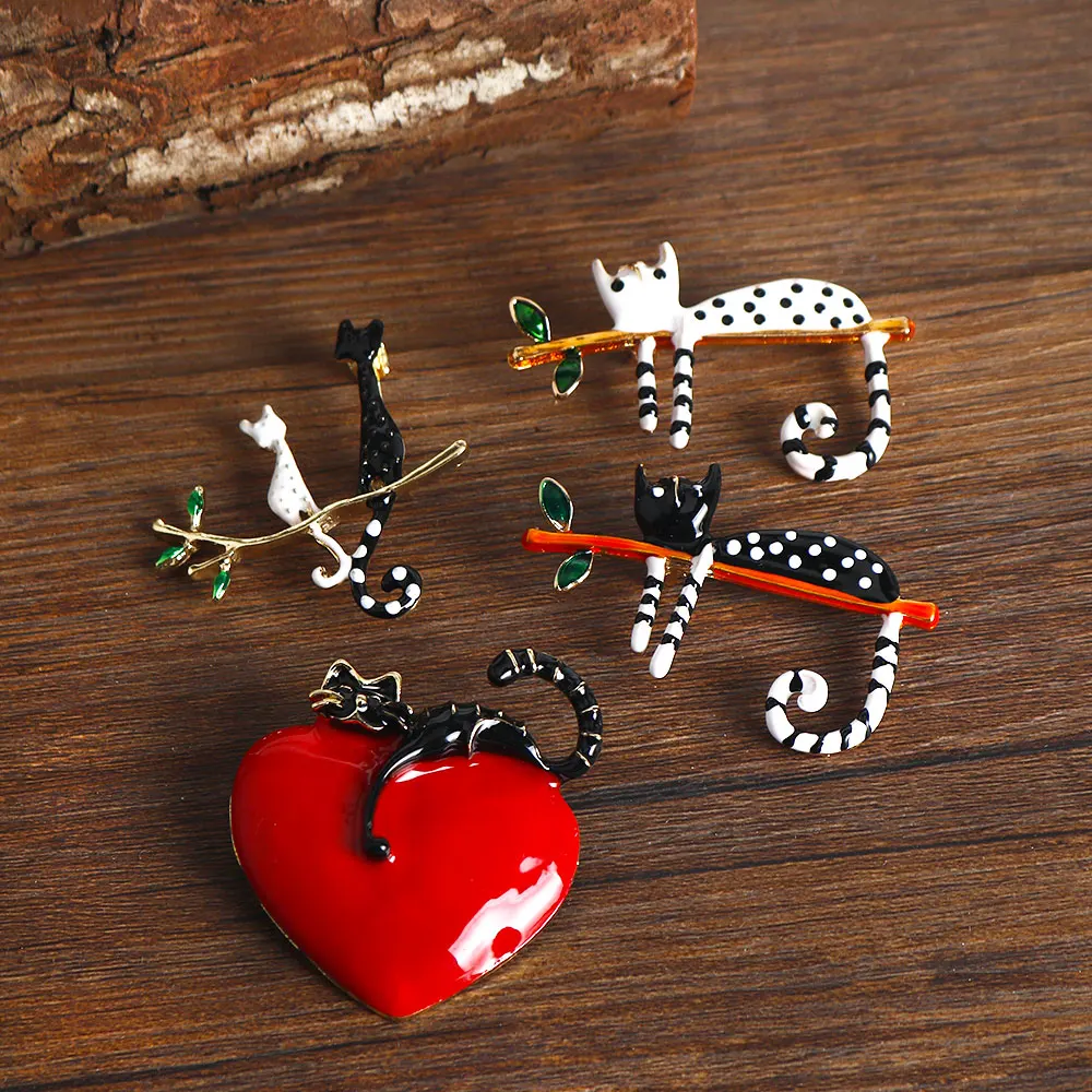 創造的な怠惰なドットキャットブローチピン、枝に横になる、カワイイレッドラブハートパターン、バッジコサージュ、ラペルピンアクセサリー、ギフト