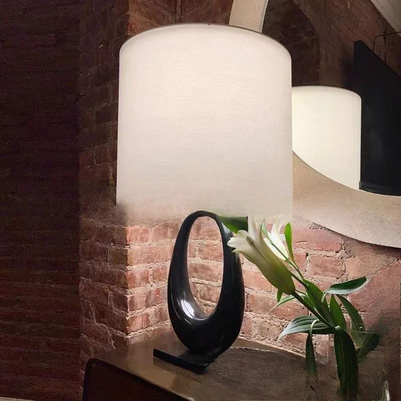 Simple acrylic desk lamp designer villa showroom creative bedroom living room high-end hotel bedside lamp