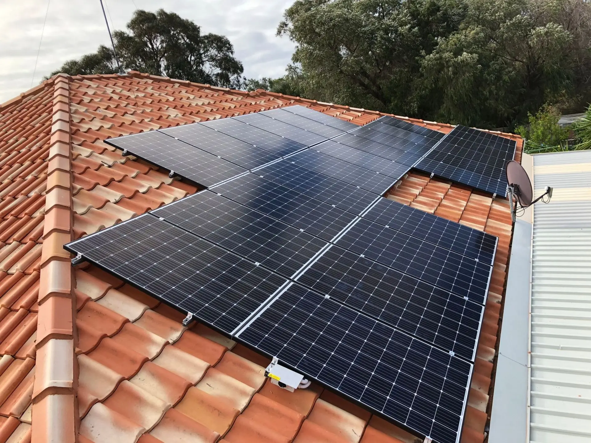 PowMr 410 واط لوحة طاقة شمسية سوداء بالكامل مع مجموعة دعامة للشرفة لوحة طاقة شمسية مقاومة للماء مصدر طاقة منزلي مناسب كهربائي منزلي