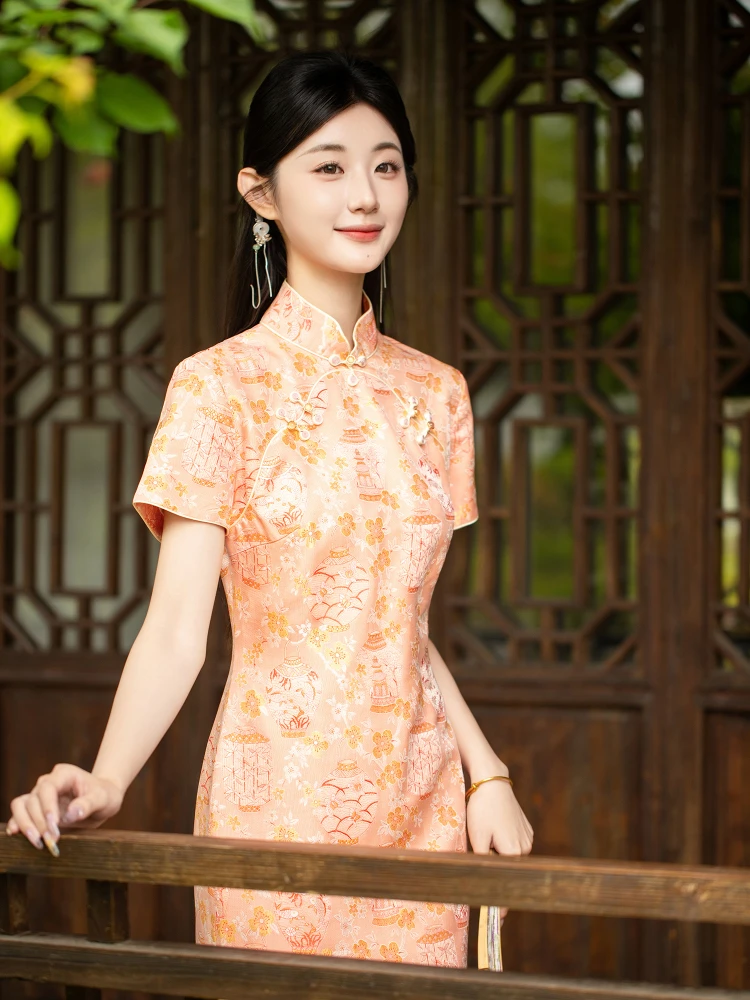 

Наряд для молодой невесты: розовое шелковое китайское платье с высоким разрезом, удобное для повседневной носки, длинное.