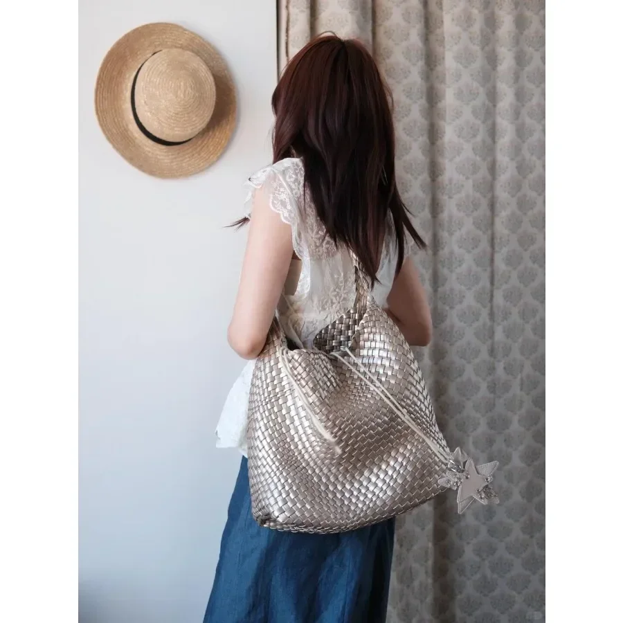 

large bag high-end sense portable shoulder bucket bag women's large-capacity Champagne 2025 super fire woven tote bag