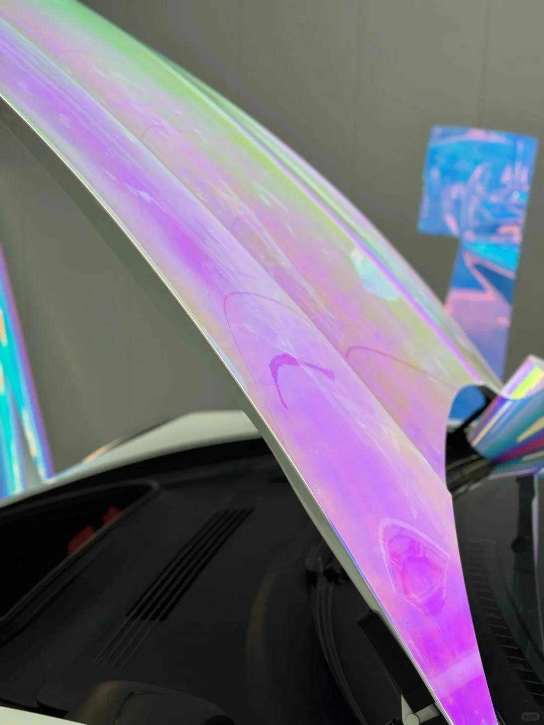 Premium glänzende bunte Regenbogen holografische Chrom-weiße Vinylfolie, selbstklebende Aufkleber, Motorrad-Aufkleber, Autoverpackfolie – Detail 14