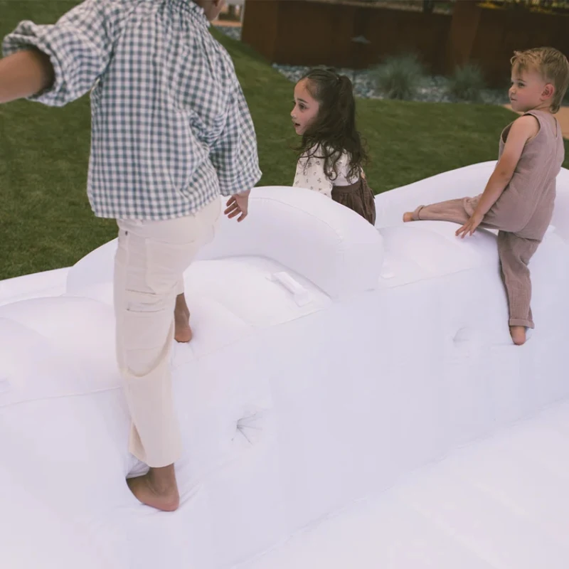 Parco giochi castello gonfiabile bianco a doppio scivolo per feste per bambini con ventilatore, adatto per matrimoni, parco giochi gonfiabile perfetto