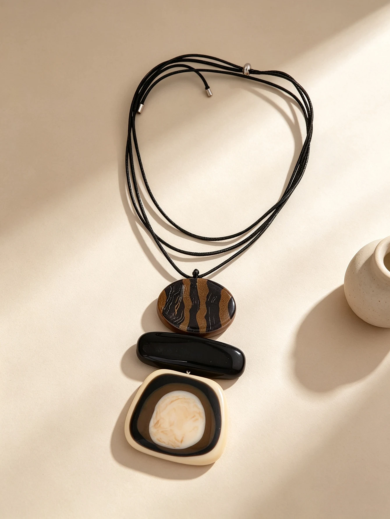 Vintage Bohemian Harz-Langkette, vielseitig tragbar, schwarze Seilkette, geometrischer Statement-Anhänger, Schmuckgeschenk für Frauen – Detail 8