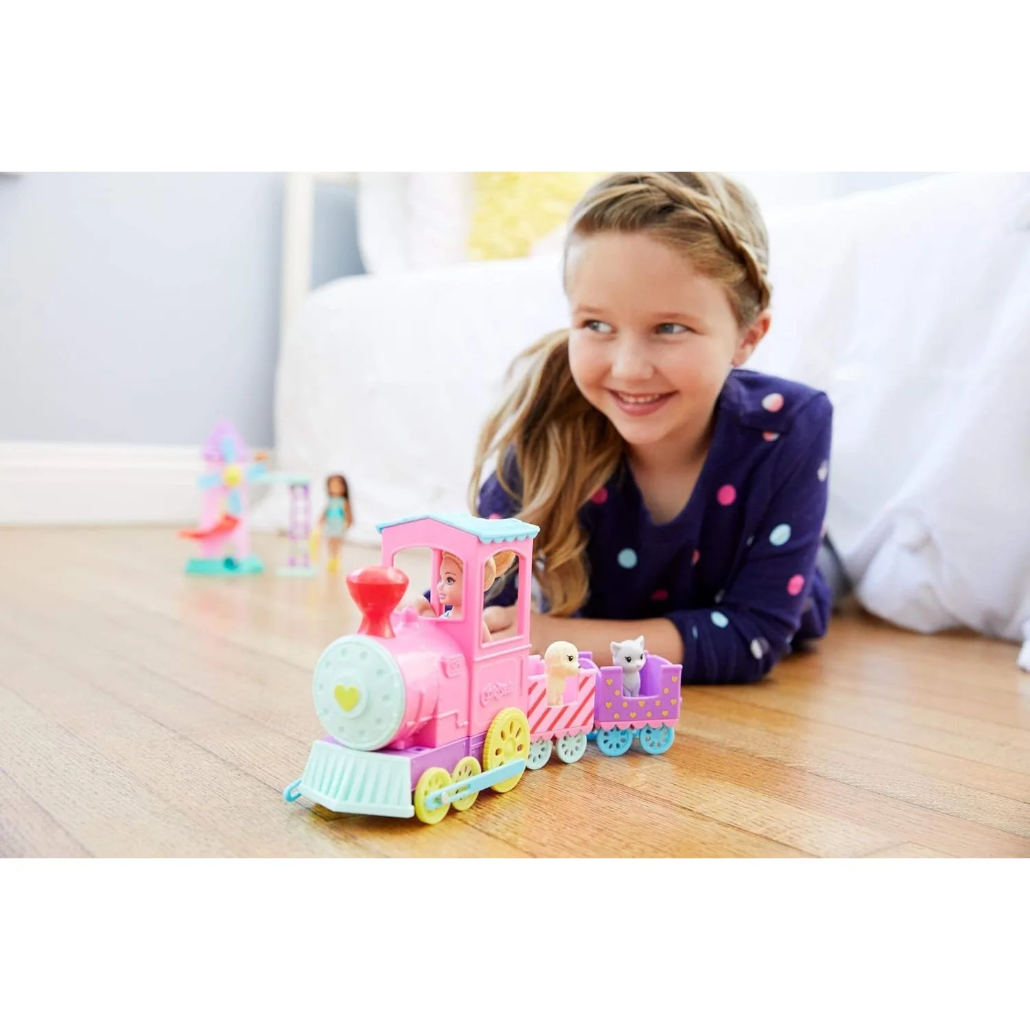 Barbied Oll Club Mini Chelsea Train Playset, 3 carros conectados Miniaturas Boneca, 1 gatinho e 1 filhote de cachorro Kids Dolls, original