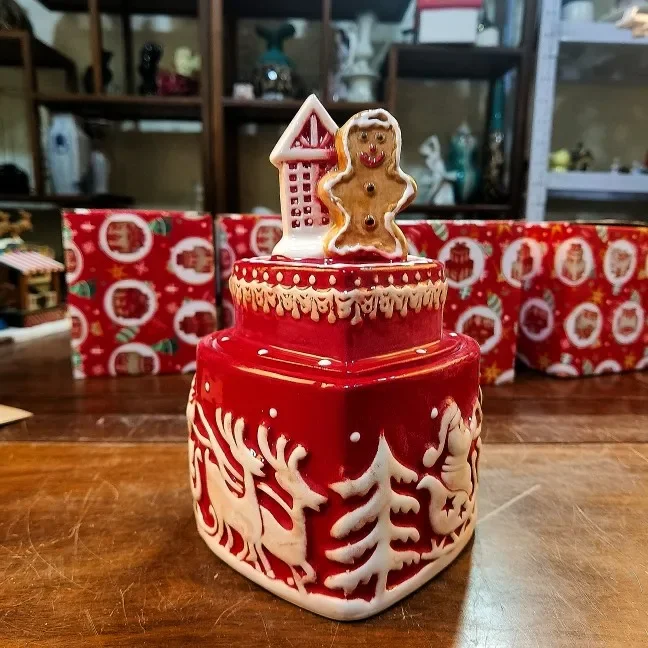 Home Decor Hand Painted Ceramic Relief Christmas Gingerbread Man Storage Tank Candy Jar Porcelain Gift Box Christmas Gift