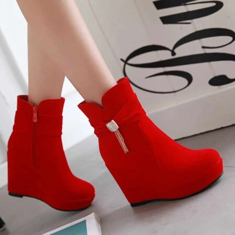 

Сексуальные красные женские ботильоны с круглым носком на танкетке, на высоком каблуке 11 см, из флока, замши, большие размеры 42 43, красные женские ботильоны