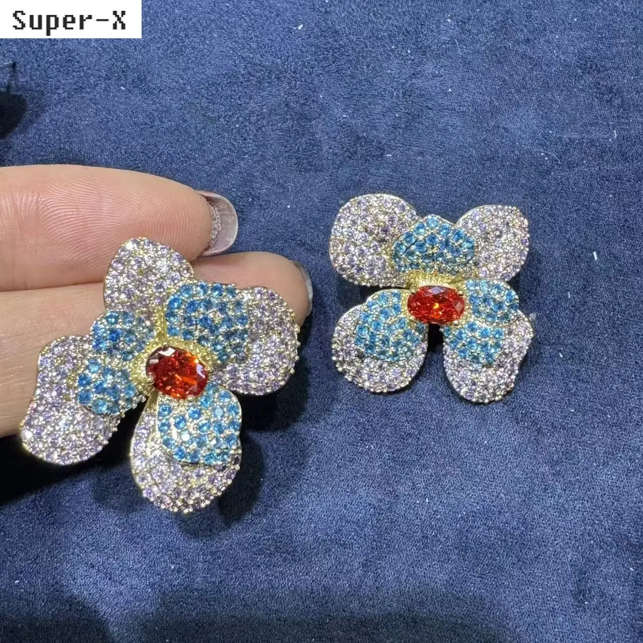 orecchini-a-forma-di-fiore-con-zirconi-cubici-alla-moda-per-donna-gioielli-brillanti-colore-argento-petali-bianchi-e-blu-orecchini-a-lobo-regalo-per-cena-o-festa