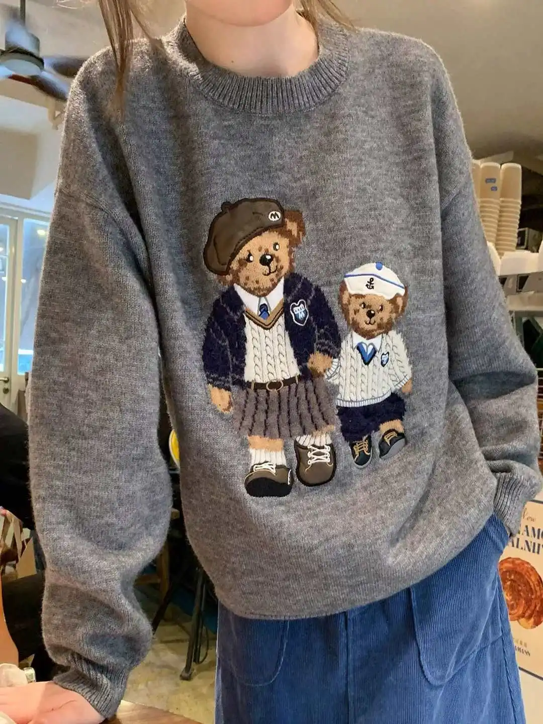 Suéter Feminino de Tricô Estilo Coreano com Bordado de Urso Torcido, Moda Outono, Estilo Colegial, Macio e Confortável, Manga...