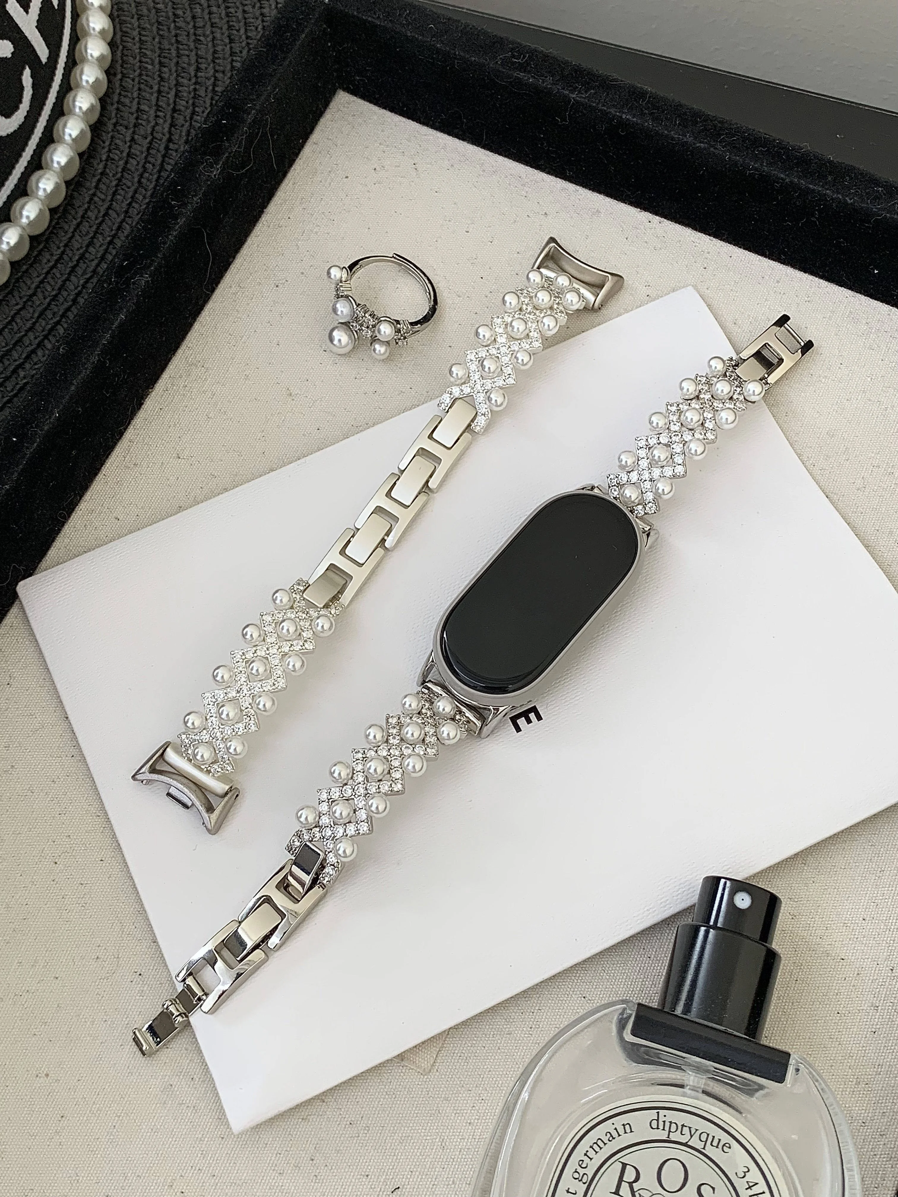 

Ремешок со сверкающими бриллиантами и перекрестным жемчугом, подходит для Xiaomi Band 8Pro/9Pro, для Mi Band 3/4/5/6/7,8/8NFC/9/9NFC/10/10NFC, для Redmi Watch5