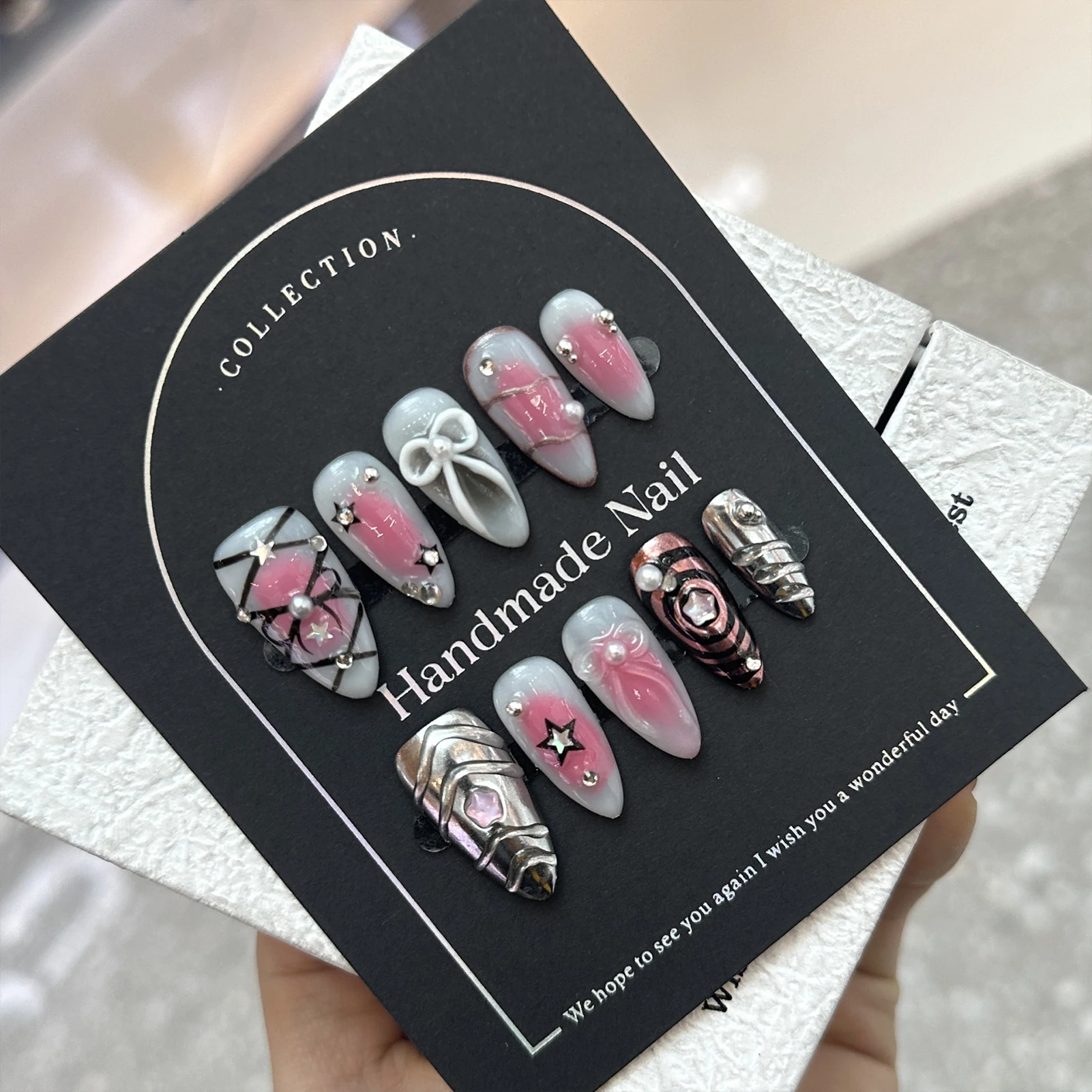 10 szt. Paznokci Y2k z Kokardkami, Naklejane Paznokcie w Stylu Metalowym, Ręcznie Malowane Kokardki, Różowy Pudrowy Migdał, Słodkie, Fajne, Ręcznie Robione Sztuczne Paznokcie