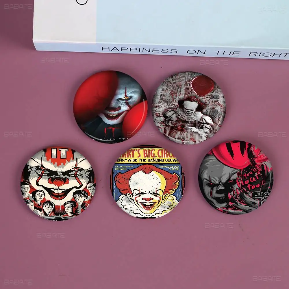 فيلم الرعب I-It P-Pennywise مهرج صفيح لينة زر دبوس بروش شارة معدنية مخصصة مجوهرات اكسسوارات قبعة حقيبة التلبيب #1