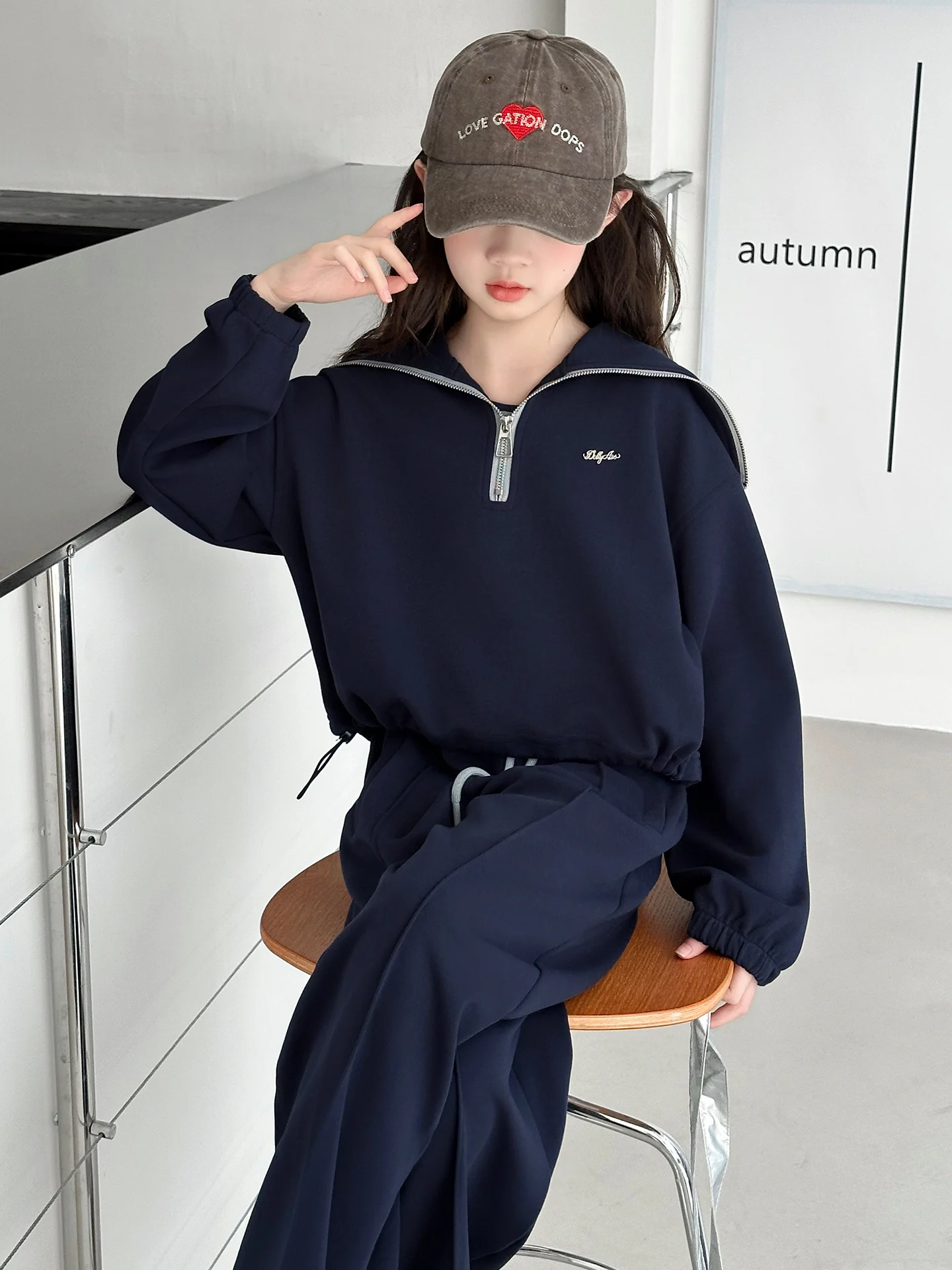 

Комплект для девочек: повседневная футболка с воротником-стойкой и длинными брюками, осень 2025, новинка, модный наряд для учениц средней школы