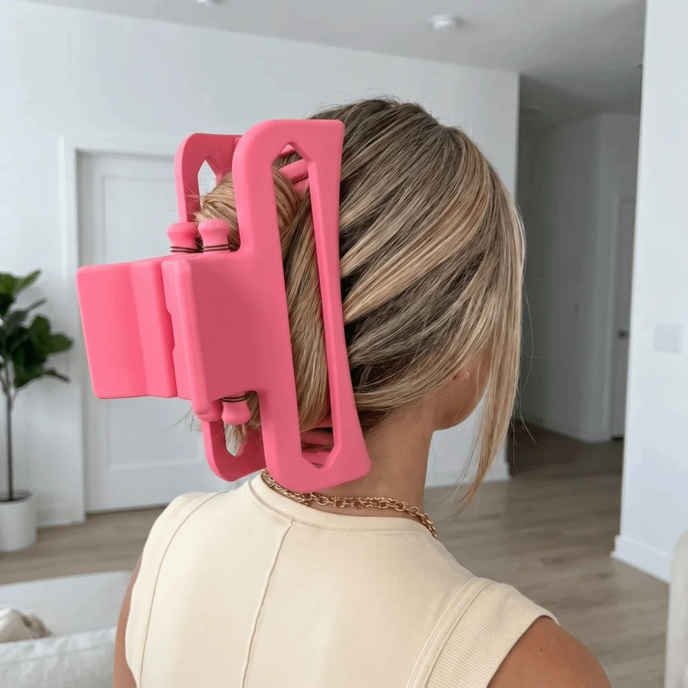 

Trendy Pink Color Extra Large Claw Clip Unique Fashion Shark Clip Eye-catching Plastic Anti Drop Hairpin For Women