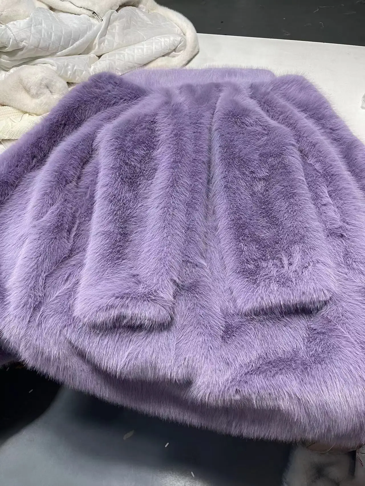 Parkas largas y cálidas de lujo con cinturón de piel morada para mujer, prendas de vestir exteriores peludas, chaqueta gruesa de piel sintética para trabajo Y2k, abrigo Maxi de otoño e invierno